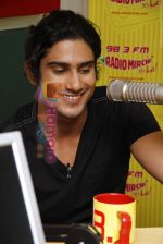 Prateik Babbar promote Dhobighat on Radio Mirchi in Andheri, Mumbai on 19th Jan 2011 (4).JPG