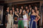 Shama Sikander, Smiley Suri, Yuvika Chaudhary, Aarti Chhabria, Ravee Gupta at Shama Sikandar showcased her Cocktail & Party Collection in Mahim on 20th Jan 2011 (3).JPG