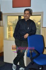 Vishal Bharadwaj promotes 7 Khoon Maaf with Radiocity in Bandra on 21st Jan 2011 (48).JPG