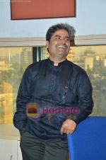 Vishal Bharadwaj promotes 7 Khoon Maaf with Radiocity in Bandra on 21st Jan 2011 (6).JPG