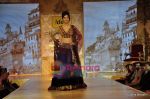 Amrita Rao walk the ramp at Mijwan show in Trident, Bandra on 23rd Jan 2011 (3).JPG