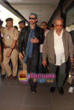 Hrithik Roshan returns from London in Airport on 23rd Jan 2011 (25).JPG