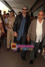 Hrithik Roshan returns from London in Airport on 23rd Jan 2011 (26).JPG