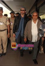 Hrithik Roshan returns from London in Airport on 23rd Jan 2011 (28).JPG