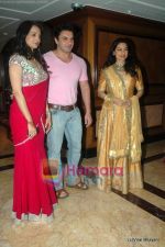 Juhi Chawla, Sohail Khan at Neelam and Sameer_s wedding reception in Mumbai on 24th Jan 2011 (2).JPG