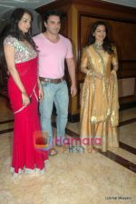 Juhi Chawla, Sohail Khan at Neelam and Sameer_s wedding reception in Mumbai on 24th Jan 2011 (3).JPG