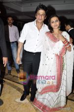 Rani Mukherjee, Shahrukh Khan at Neelam and Sameer_s wedding reception in Mumbai on 24th Jan 2011 (10).JPG