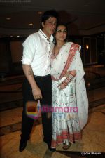Rani Mukherjee, Shahrukh Khan at Neelam and Sameer_s wedding reception in Mumbai on 24th Jan 2011 (4).JPG