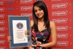 Trisha Krishnan poses with Guinness World Records certificate for Colgate and IDA on 25th Jan 2011 (8).jpg