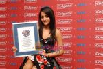 Trisha Krishnan poses with Guinness World Records certificate for Colgate and IDA on 25th Jan 2011.jpg