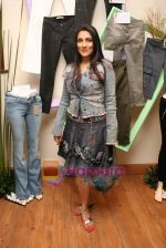 Aarti Surendranath at Denim story store launch in Fort on 2nd Feb 2011 (3).JPG