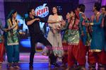 Akshay Kumar, Anushka Sharma on the sets of Chak Dhoom Dhoom on 2nd Feb 2011 (7).JPG
