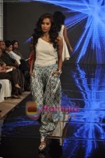 Model walk the ramp at Lina Tipnis show at Gitanjali Cyclothon fashion show in Trident, Bandra, Mumbai on 7th Feb 2011 (28).JPG