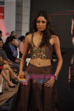 Model walk the ramp at Lina Tipnis show at Gitanjali Cyclothon fashion show in Trident, Bandra, Mumbai on 7th Feb 2011 (16).JPG