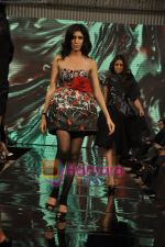 Model walk the ramp at Swapnil Shinde Show at Gitanjali Cyclothon fashion show in Trident, Bandra, mumbai on 7th Feb 2011 (26).JPG