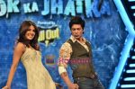 Priyanka Chopra, Shahrukh Khan on the sets of Imagine TV_s Zor Ka Jhatka in Yasraj Studios on 7th Feb 2011 (32).JPG
