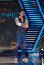 Shahrukh Khan on the sets of Imagine TV_s Zor Ka Jhatka in Yasraj Studios on 7th Feb 2011 (9).JPG