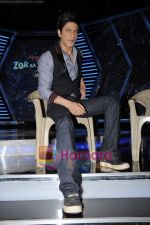 Shahrukh Khan on the sets of Imagine Jhor Ka Jhatka in Yashraj Studio on 9th Feb 2011 (12).JPG