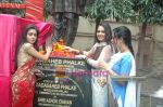 Gracy Singh, Tina Dutta at Dadasaheb Phalke statue unleveling ceremony in Film City on 15th Feb 2011 (4).JPG