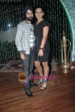 ad singh with wife at Vivek Kumar and Pervez Damania_s bash in Sahara Star on 19th Fen 2011.JPG