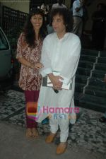 Zakir Hussain at the launch of Zakir Hussain Album The Legacy by Ustad Sultan Khan and his son Sabir Khan in Juhu on 21st Feb 2011 (10).JPG