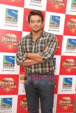 Madhavan promote Tanu Weds Manu on Jhalak Dikhla Ja sets in Filmistan, Mumbai on 24th Feb 2011 (3).JPG
