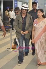 Shahrukh Khan snapped in his Johny depp look in  Domestic Airport, Mumbai on 28th Feb 2011 (4).JPG