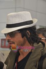 Shahrukh Khan snapped in his Johny depp look in  Domestic Airport, Mumbai on 28th Feb 2011 (8).JPG