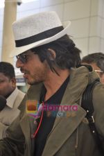 Shahrukh Khan snapped in his Johny depp look in  Domestic Airport, Mumbai on 28th Feb 2011 (9).JPG