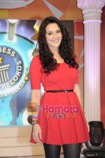 Preity Zinta at Guniess World Records show for Colors in Taj Land_s End on 8th March 2011 (7).JPG