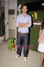 Dino Morea at the launch of Tommy Hilfiger footwear in Mumbai on 9th March 2011 (89).JPG