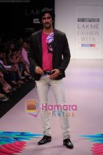 Kunal Kapoor walk the ramp for Energie show at Lakme Fashion Week 2011 Day 2 in Grand Hyatt, Mumbai on 12th March 2011 (2).JPG