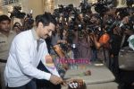 Aamir Khan celebrates 46th birthday with Media in Bandra, Mumbai on 14th March 2011 (16).JPG