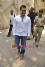 Aamir Khan celebrates 46th birthday with Media in Bandra, Mumbai on 14th March 2011 (23).JPG