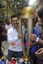 Aamir Khan celebrates 46th birthday with Media in Bandra, Mumbai on 14th March 2011 (6).JPG