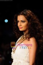 Dia Mirza walk the ramp for Rocky S Show at Lakme Fashion Week 2011 Day 4 in Grand Hyatt, Mumbai on 14th March 2011 (10).JPG