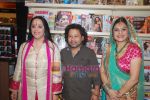 Kailash Kher, Ila Arun at the launch of album Malini Awasthi in Reliance Trends, Bandra on 14th March 2011 (24).JPG