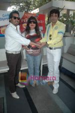 Mika Singh, Dolly Bindra, Raja Chaudhary play holi in Andheri on 15th March 2011 (5).JPG
