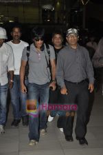 Shahrukh Khan return from Gauri_s Brother Wedding Celebrations in Delhi at Mumbai Airport on 16th March 2011 (10).JPG