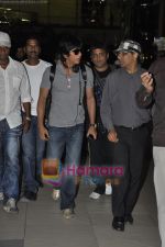 Shahrukh Khan return from Gauri_s Brother Wedding Celebrations in Delhi at Mumbai Airport on 16th March 2011 (11).JPG