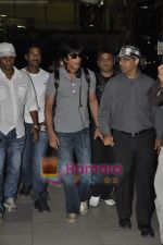 Shahrukh Khan return from Gauri_s Brother Wedding Celebrations in Delhi at Mumbai Airport on 16th March 2011 (12).JPG