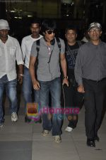 Shahrukh Khan return from Gauri_s Brother Wedding Celebrations in Delhi at Mumbai Airport on 16th March 2011 (9).JPG