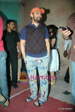  Aamir Khan snapped in funny kiddy pants post ad shoot in Filmistan on 18th March 2011 (19).JPG