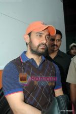  Aamir Khan snapped in funny kiddy pants post ad shoot in Filmistan on 18th March 2011 (4).JPG