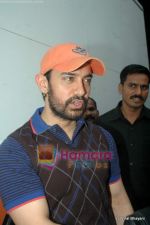  Aamir Khan snapped in funny kiddy pants post ad shoot in Filmistan on 18th March 2011 (6).JPG