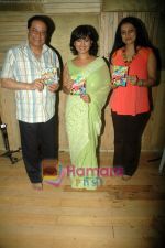 Divya Dutta, Anup Jalota at the launch of Lailtya Munshaw_s CD on Holi in  Mhada on 18th March 2011 (7).JPG