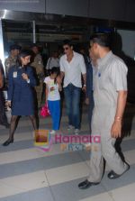 Shahrukh Khan arrives with daughter Suhana from Delhi in Mumbai Airport on 18th March 2011 (6).JPG