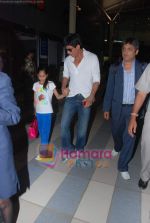Shahrukh Khan arrives with daughter Suhana from Delhi in Mumbai Airport on 18th March 2011 (7).JPG