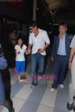 Shahrukh Khan arrives with daughter Suhana from Delhi in Mumbai Airport on 18th March 2011 (8).JPG