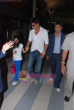 Shahrukh Khan arrives with daughter Suhana from Delhi in Mumbai Airport on 18th March 2011 (9).JPG